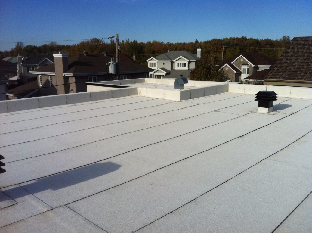 Toit plat en membrane blanche